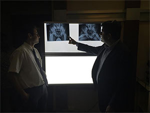 Dr Hosalkar teaching fellow orthopedic surgeons during his visiting professorship in India.