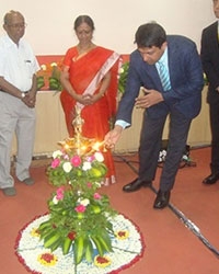 Dr Hosalkar lighting the auspicious fire at the inauguration of the ‘Ganga Hospital Arthroplasty Course’